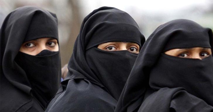 A turisták se viseljenek burkát vagy nikábot!
