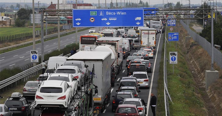 Torlódnak az autók az M1-esen Hegyeshalomnál